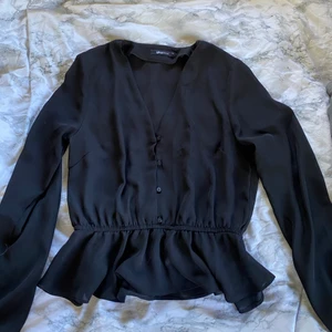 Blus - Säljer denna super fina svarta blusen, hör av er vid intresse eller frågor💞 