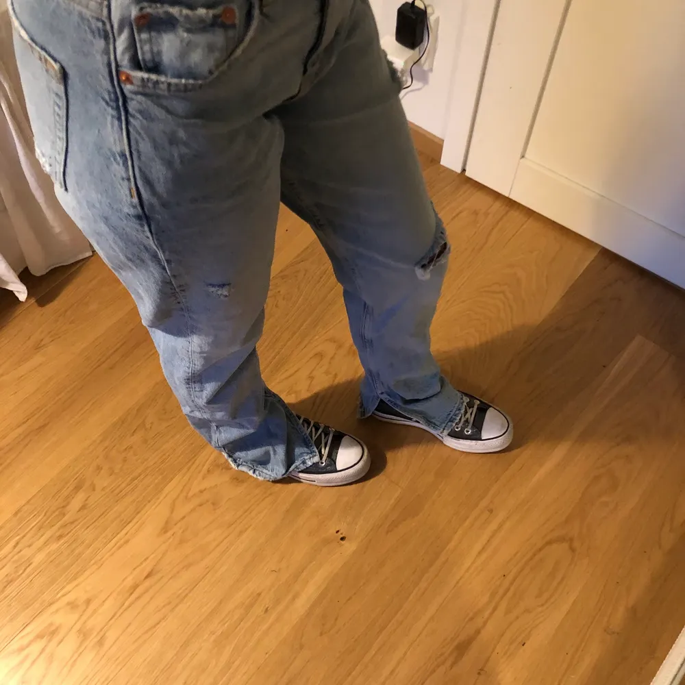 Jättefina Jeans från Gina tricot, som jag typ använt en gång bara☺️. Skitfina med slits och slitningar. Storlek 36 och jag är 168cm och de är långa i benen! Nypris var 600kr och nästan aldrug använda😙. Jeans & Byxor.