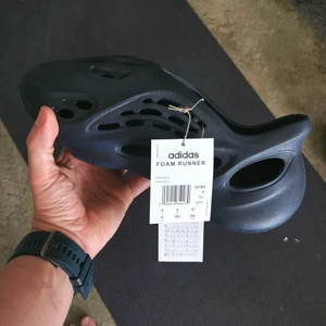 Adidas Yeezy Foam Rnnr - Strl 42 - Adidas Yeezy Foam Runner - Mineral Blue.  DS - Helt nya och oanvända.  Storlek 42 - US 8.  Skickas med originalbox dubbelboxat.