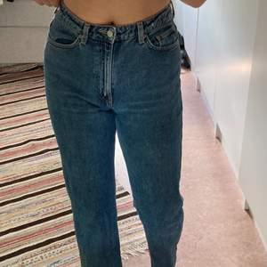 Mörkblåa raka jeans från weekday i modellen row. Superfina och sparsamt använda och då de ej används mer säljer jag vidare dem! I storlek 29/32 och jag som är 178 tycker personligen att de är liiiite för korta. möts upp i jkpg eller fraktar spårbart mot kostnad 🥰