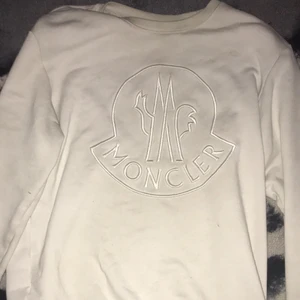 Moncler tröja - Moncler tröja replika med qr kod som man kommer in i monclers hemsida i 