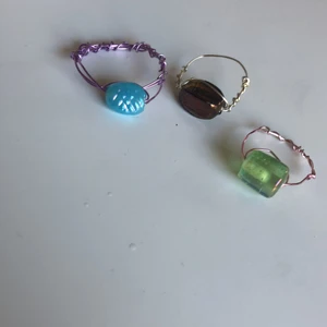 Ringar - Tre stycken fina och hand gjorda ringar i olika fina dimmer färger. Dem kostar 10 kr styck.❤️
