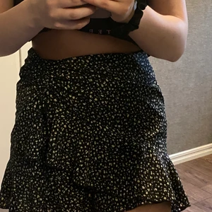 Sommar kjol - Köpte denna kjol på SHEIN men hade nästan en likandan så endast testat ett par gången. Den är även lite stor i midjan. Den har en knytning typ på sidan så man kan göra den lite kortare i ena sidan