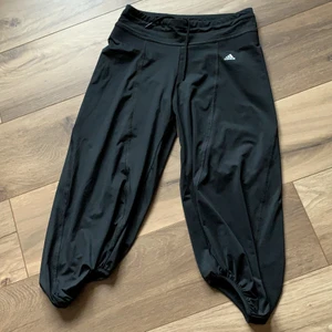 Adidas byxor dans träning sommar baggy pösiga xs - Superfina byxor f Adidas i träningsmaterial, sköna till sommaren. Samfraktar!
