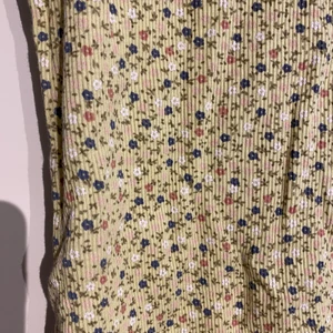 Somrigt linne - Linne med söta blommor på! Jättefint nu till sommaren 💘