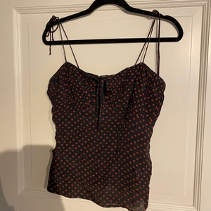 söt topp med blommor - Söt topp med små röda blommor på, perfekt till sommaren! Aldrig använd men väldigt väldigt söt! 