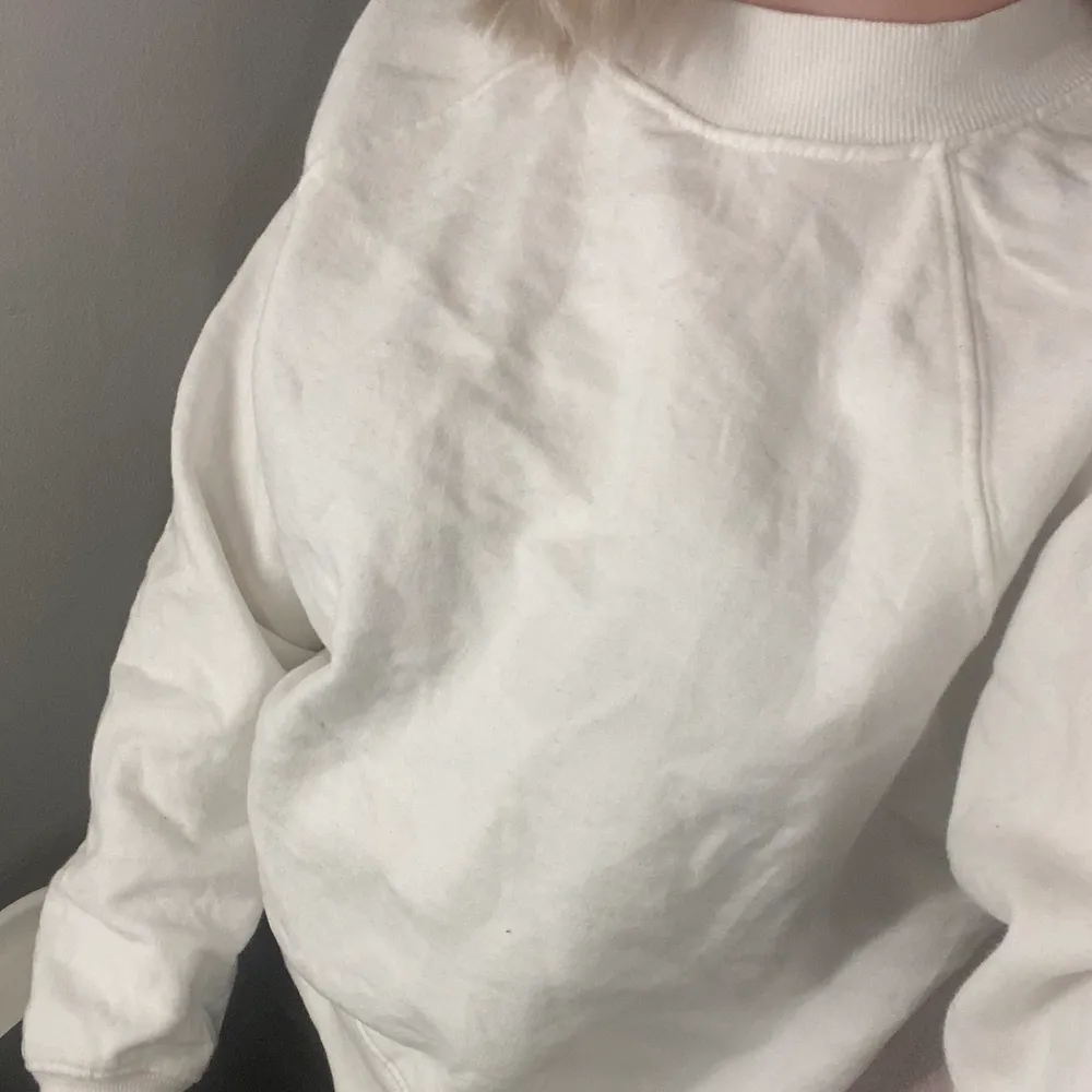 En vit sweatshirt, använd fåtal gånger och den är lite högre vid halsen🤍. Tröjor & Koftor.