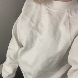 En vit sweatshirt, använd fåtal gånger och den är lite högre vid halsen🤍