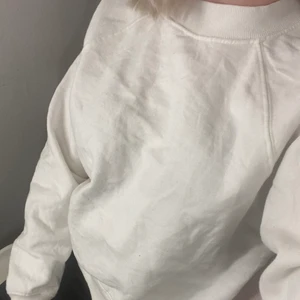 Vit sweatshirt - En vit sweatshirt, använd fåtal gånger och den är lite högre vid halsen🤍