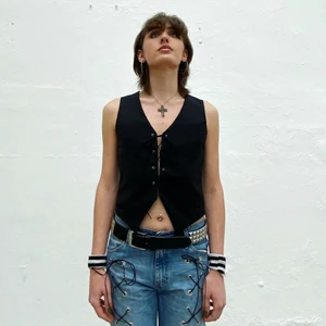 VÄST NO: 3 - EZZIE X PLICK - Svart kavajväst med med snörning. Remake från en secondhand-kavaj. Designad av Ezzie i samarbete med Ebba Martin. (Shipping only within Sweden)