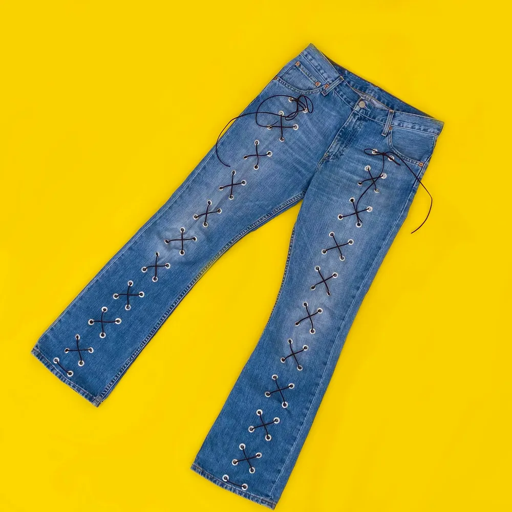 Levi’s secondhand-jeans med svart snörning. Designade av Ezzie i samarbete med Ebba Martin. (Shipping only within Sweden) . Jeans & Byxor.