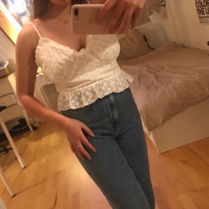 Topp zara  - Säljer en gammal söt topp köpt från zara pga att den ej kommer till användning (iprincip nästintill oanvänd). Storlek M och har justerbara band upptill så man kan ändra längden