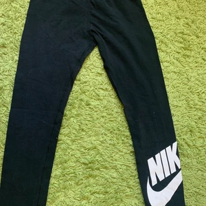 Nike tights  - säljer dessa fina nike tightsen, använt ett fåtal gånger och tycker dem är bra! men dem har blivit för små för mig så säljer dem nu! ⚡️ storlek xs/s skulle jag säga! 