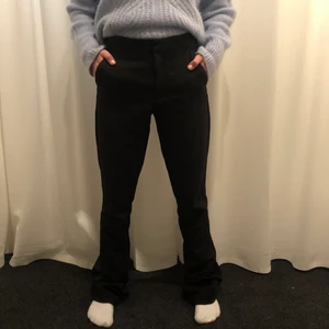 Kostymbyxor - Kostymbyxor från Mango i strl 34 - bra längd för mig som är 175cm men går nog att sy upp om dem är för långa. Fint skick och snygg passform!