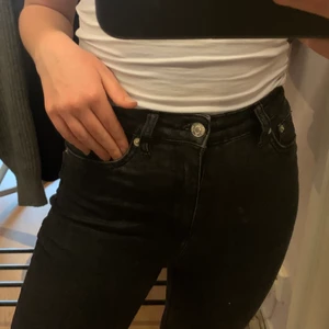 Jeans - Svarta, tighta jeans. De är något stora i midjan, men passa på mig som är en S. De är långa i benen☺️ Modellen heter snake.