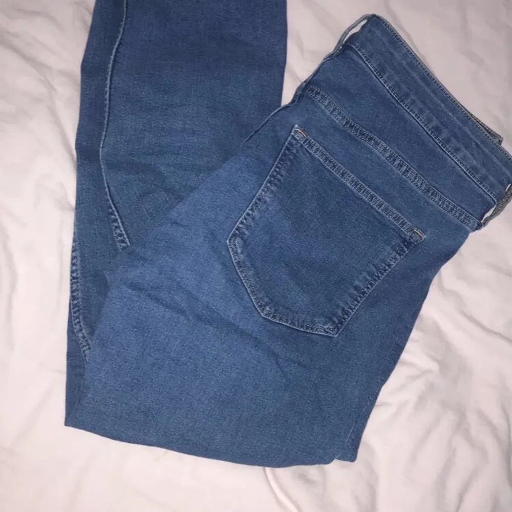 Säljer ett par skinny jeans från h&m om jag inte har fel. Har använt dom max 2 gånger då jag ändast använder högmidjade normalt (dessa är normalmidjade).. Jeans & Byxor.