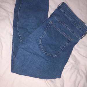 Säljer ett par skinny jeans från h&m om jag inte har fel. Har använt dom max 2 gånger då jag ändast använder högmidjade normalt (dessa är normalmidjade).