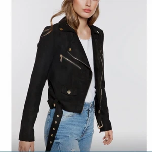 Mocka skinnjacka - Fake skinnjacka i mockamaterial🥰 aldrig använd! 