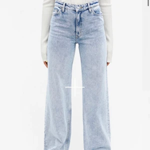 Monki jeans - Säljer dessa fina jeans som tyvärr inte kommer till användning, använda ett fåtal gånger, i storleken 28💕💕 Nypris 400kr mitt pris 100kr+frakt💕