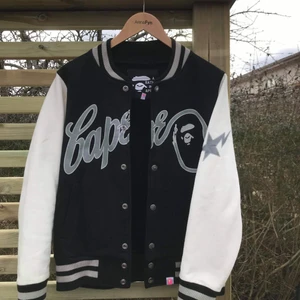 Bape Vintage Varsity ⚡️⚡️ - Bape Vintage Varsity jacka i fint skick, använd fåtal gånger men ser inga defekter, sjukt fin & svår att hitta. Passar mig oversized som är en XS, passar säkert S/M också. Frakt kostar 66kr & är spårbar ⚡️