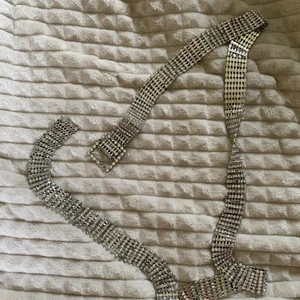 Skärp - Silvrigt skärp från nelly.com. Använd fåtal gånger, 3 stenar har lossnat. Köpare står för frakten. 