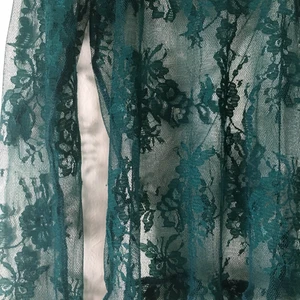 Grön spetströja strl 3  - Snygg festtröja i bra skick! Frakt ingår ej i priset.