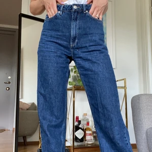Jeans 90s style Carin Wester  - Supersnygga jeans från Carin Wester, säljer pga att dom är lite stora på mig. Storlek 36 men passar även 38. Knappt använda! Frakt ingår. Jag är 170cm lång. 