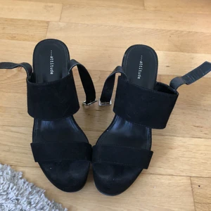 Klackskor - Säljer dom här jättesnygga klackskorna från din sko Tror jag med 10 cm hög klack. Endast använda 2 gånger så fortfrande i väldigt bra skick