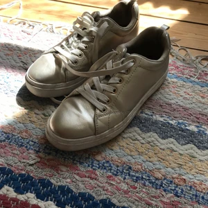 Guldfärgade skor - strl 36 - Säljer dessa guldfärgade skor köpta på HM i superbra skick