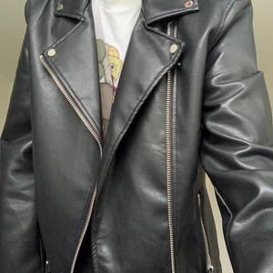 Skinnjacka - En oversized skinnjacka som är i bra skick, använd fåtal gånger. Storlek S, ser ut på mig som på bilden, jag bär M. Frakt kostar 79kr men kan få 310kr totalt.  