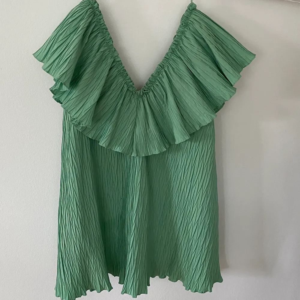 Jättefin grön klänning med volang i kragen och v-ringning i både bak och fram💚🌵 . Klänningar.