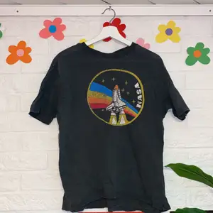 t-shirt med nasatryck👍 köpt från urban outfitters😁 bra skick med tanke på hur ofta den är använd‼️