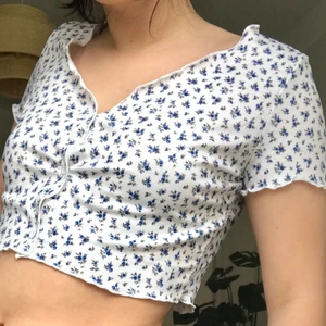 BLOMMIG RIBBAD TOPP - Ribbad somrig topp som inte kommer till användning!🌸🌸🌸🌸