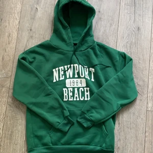 Grön college hoodie strl M - Grön college hoodie i strl M! Beställde hoodien men den var lite för liten för mig tyvärr :( Säljer plagget för 100kr! Köparen betalar för frakten också!💘 