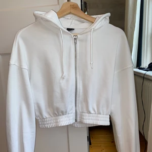 Vit croppad hoodie - Säljer nu en jätte fin croppad hoodie. I storlek xs. Köpt på Gina hör av dig vid fler frågor