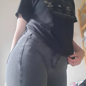 Cambio Jeans S - Jeans från Cambio. Lappen sitter inte kvar, men sitter som S. Coola sömmar och detaljer.