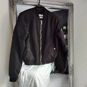 Bomberjacka - En svart bomberjacka från Vero Moda, köpt secondhand och knappt använd av mig då den inte riktigt va min stil. Storlek S🤍