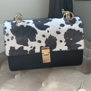 Väska - Säljer denna väska jag har andvänt den 1 gång. Den är fortfarande i fint skick. Väskan säljs inte längre. Köpt från Gina Tricot för 400kr