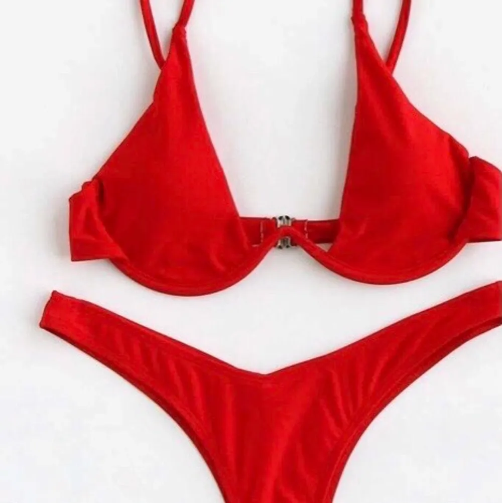 Hej! Jag säljer denna fina röda bikini, från shein. Köpt på Plick men helt oanvänd. Jättefin passform men säljer då överdelen var en aning stor för mig!❤️. Accessoarer.