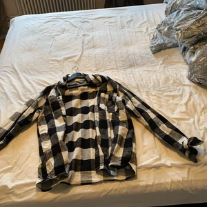 Flanellskjorta   - Flanellskjorta strl XL, använt sparsamt, 5år gammal. Väldigt varm och skön!