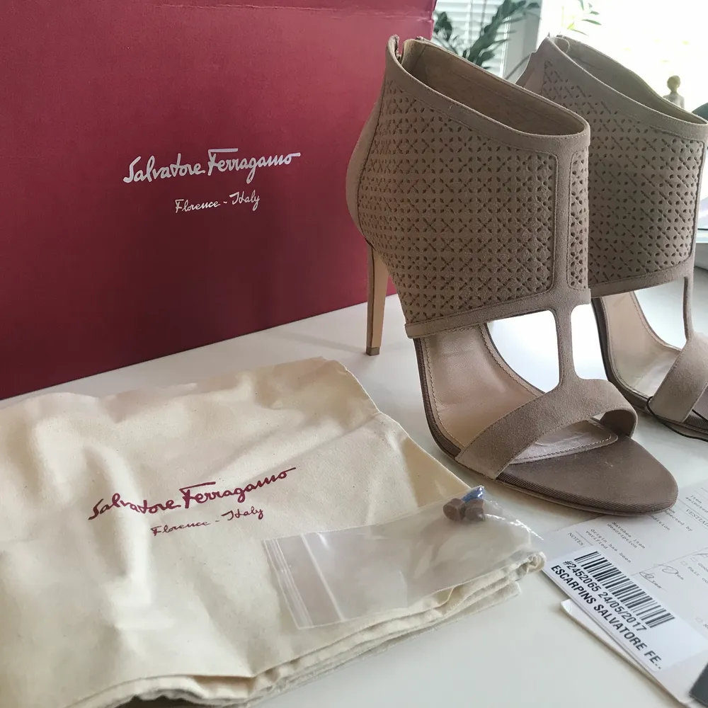 Beautiful Pacella heels by #Salvatore_Ferregamo. In nude/light pink colour. Comes with box, dustbag and extra heel tips. Authenticated by Vestiaire Collective.. Skor.