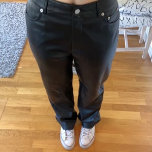 Skinnbyxor - Säljer dessa assnygga skinnbyxor som jag använt en gång så de är i väldigt bra skick!💕