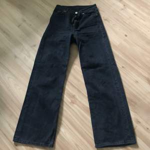 Säljer dessa svarta raka jeans från monki i stilen yoko, jättefina men kommer tyvärr inte till användning. Köparen står för frakt.