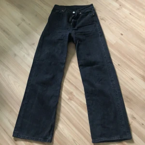 Raka jeans - Säljer dessa svarta raka jeans från monki i stilen yoko, jättefina men kommer tyvärr inte till användning. Köparen står för frakt.