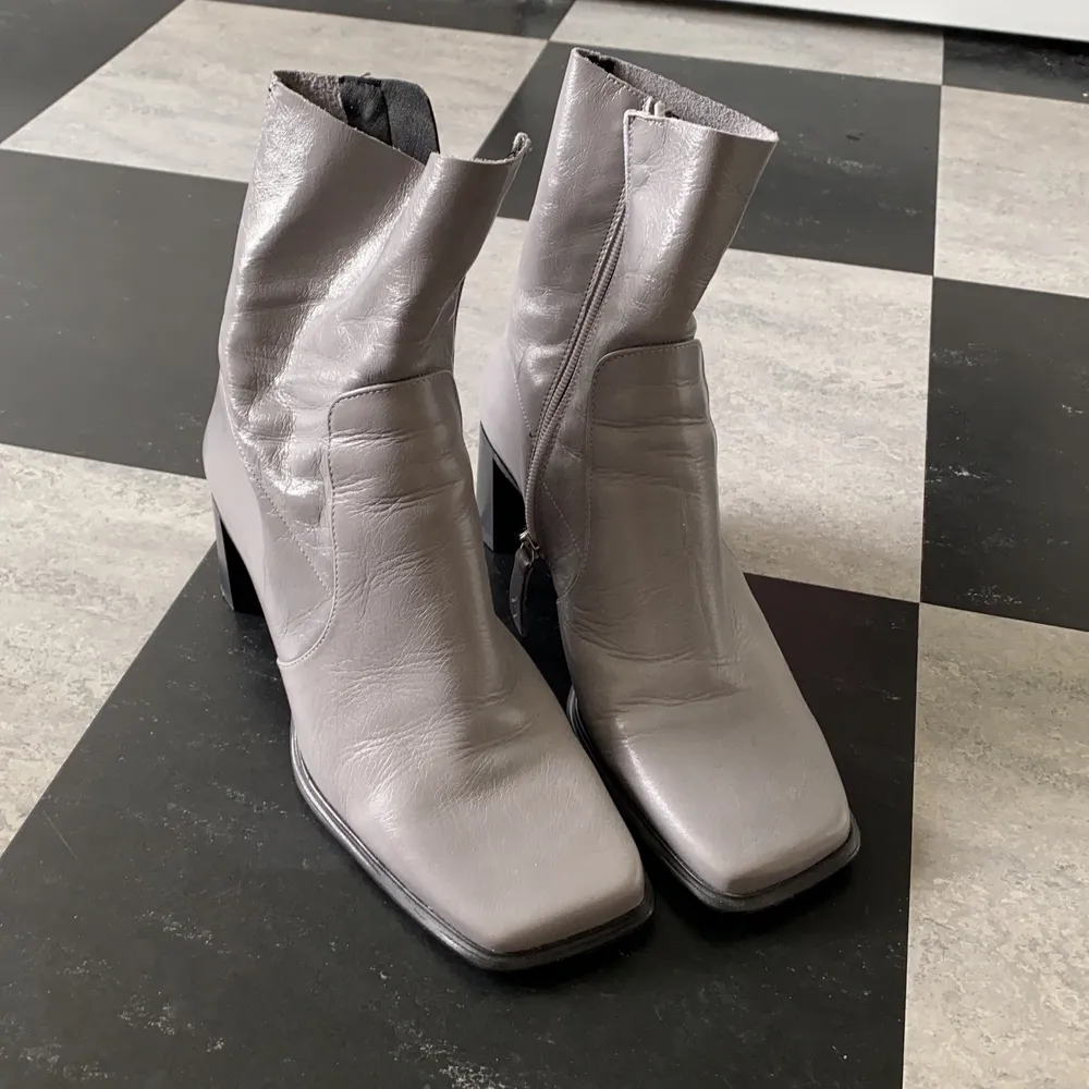 Coola gråa boots i äkta läder storlek 41. Använda endast en gång. Så gott som nya. Väldigt sköna . Skor.