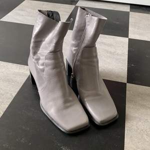 Coola gråa boots i äkta läder storlek 41. Använda endast en gång. Så gott som nya. Väldigt sköna 