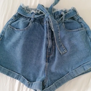 BERSHKA DENIM shorts - Bershka desnim shorts. Loose fit, cotton,soft and comfortable. High rise. Worn once.