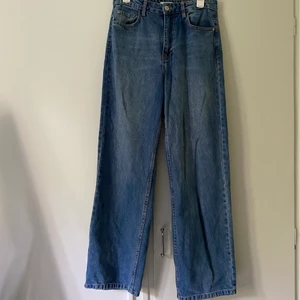 Raka jeans - Raka jeans från Bershka i storlek 38. Endast använda ett fåtal gånger så mycket fint skick! Köparen står för ev. frakt!