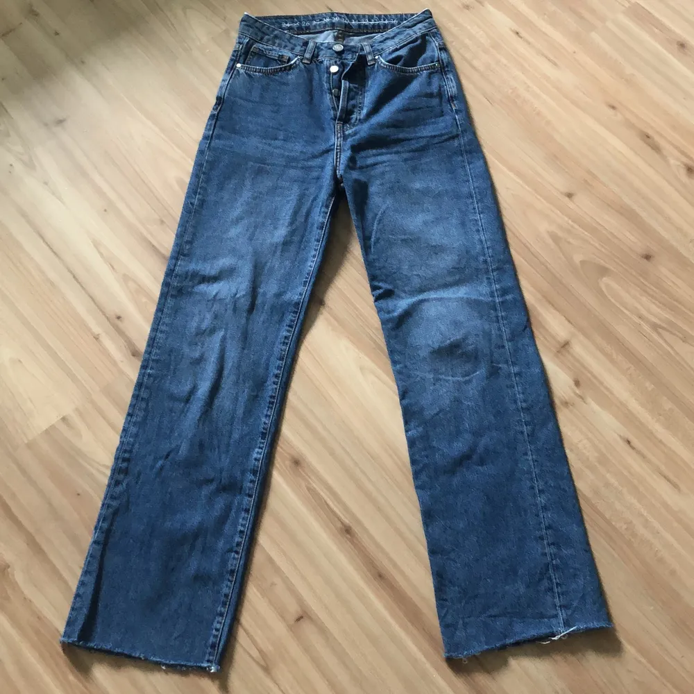 Säljer dessa blåa raka jeans från bikbok, oanvända och mycket fin kvalitet. Köparen står för frakt.. Jeans & Byxor.