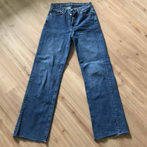 Säljer dessa blåa raka jeans från bikbok, oanvända och mycket fin kvalitet. Köparen står för frakt.